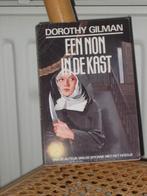 detective zwarte beertjes, Een non in de kast - D. Gilman, Ophalen of Verzenden, Gelezen, Dorothy Gilman