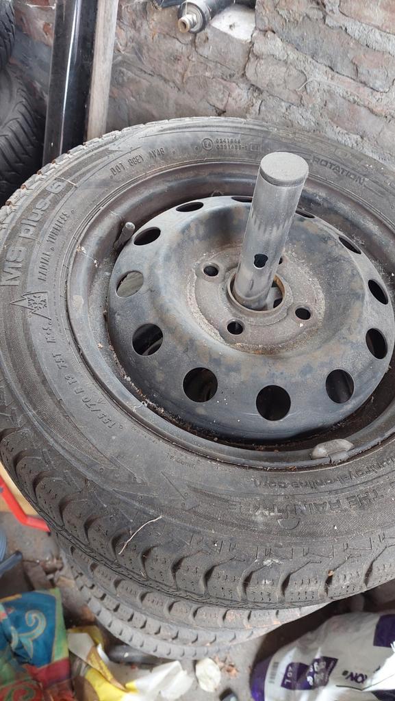 2x set winterbanden op velg 155/70R13 en 185/65R15, Auto-onderdelen, Banden en Velgen, Banden en Velgen, Winterbanden, 15 inch