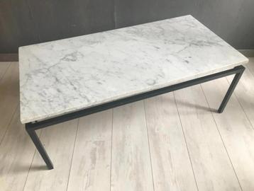 Vintage marmeren salontafel beschikbaar voor biedingen