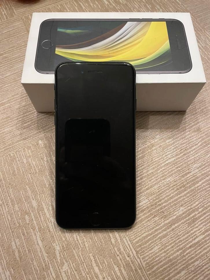 Iphone SE 2020 met 3 hoesjes, Telecommunicatie, Mobiele telefoons | Apple iPhone, Zo goed als nieuw, 64 GB, iPhone SE (2020), Zwart