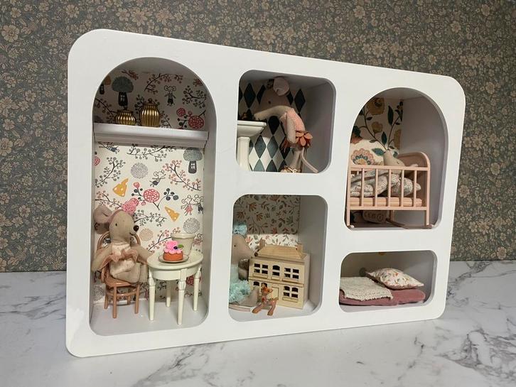 Vakkenkast / poppenhuisje met Maileg behang - wit, Verzamelen, Poppenhuizen en Toebehoren, Nieuw, Poppenhuis, Ophalen of Verzenden