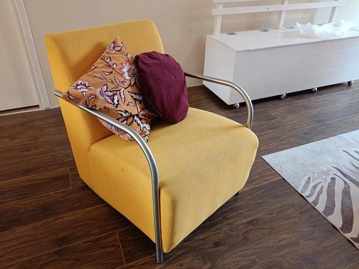 Gezellige Fauteuil (geel) met Zilverkleurige Armleuningen, Huis en Inrichting, Fauteuils, Gebruikt, 50 tot 75 cm, 75 tot 100 cm