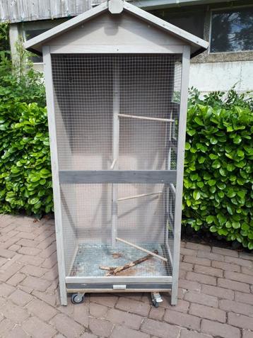Mooie voliere beschikbaar voor biedingen