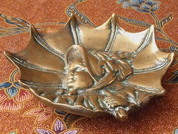 Meisje met parasol mooi antiek muntenschaaltje uit Engeland. beschikbaar voor biedingen