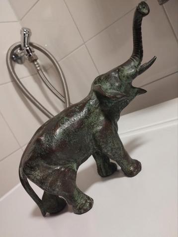 Antieke bronzen olifant  beschikbaar voor biedingen