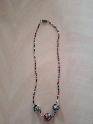 Kleurrijke ketting glaskunst beschikbaar voor biedingen