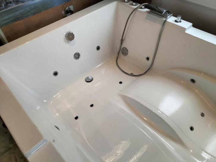 2 persoons whirlpool met garantie 07-2026, Huis en Inrichting, Badkamer | Complete badkamers, Zo goed als nieuw, Ophalen