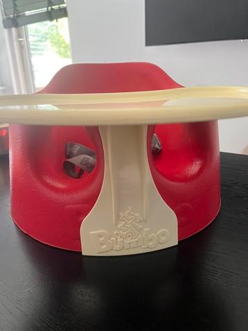 Bumbo floor seat met tafel. Babystoel met blad beschikbaar voor biedingen