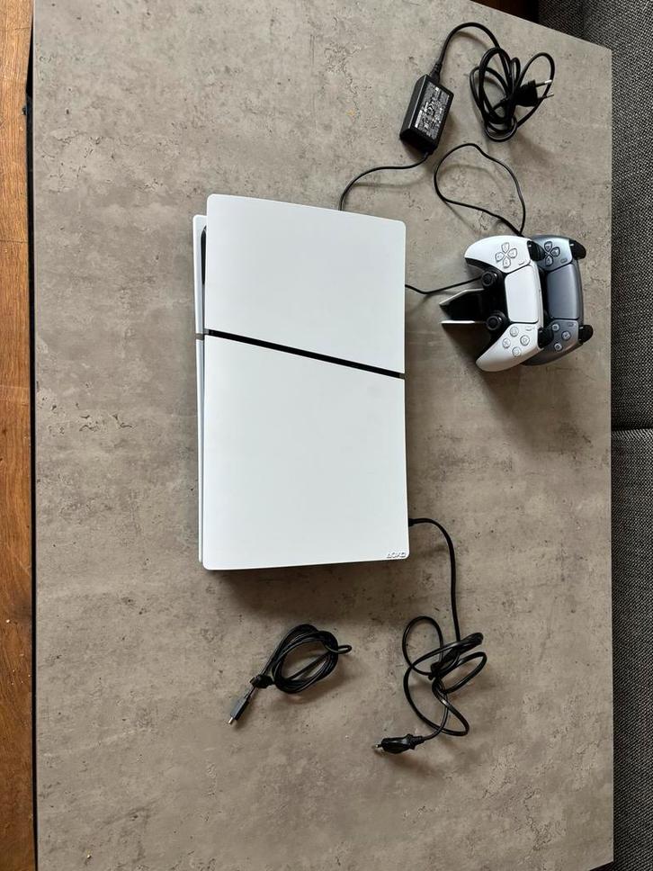 PS5 Digital Edition (Zo goed als nieuw) + 2 Controllers, Spelcomputers en Games, Spelcomputers | Sony PlayStation 5, Zo goed als nieuw