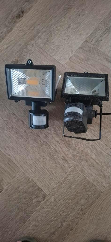 Twee Spotlights met Bewegingssensor, Tuin en Terras, Buitenverlichting, Gebruikt, Spots, Kunststof, Minder dan 50 watt, Netvoeding