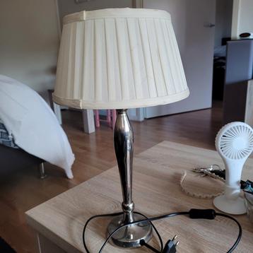 Mooie Schemerlamp met Stoffen Kap beschikbaar voor biedingen