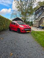 Peugeot 107 1.0 12V 5DR 2010 Rood, Auto's, Peugeot, Voorwielaandrijving, Stof, 4 stoelen, 68 pk