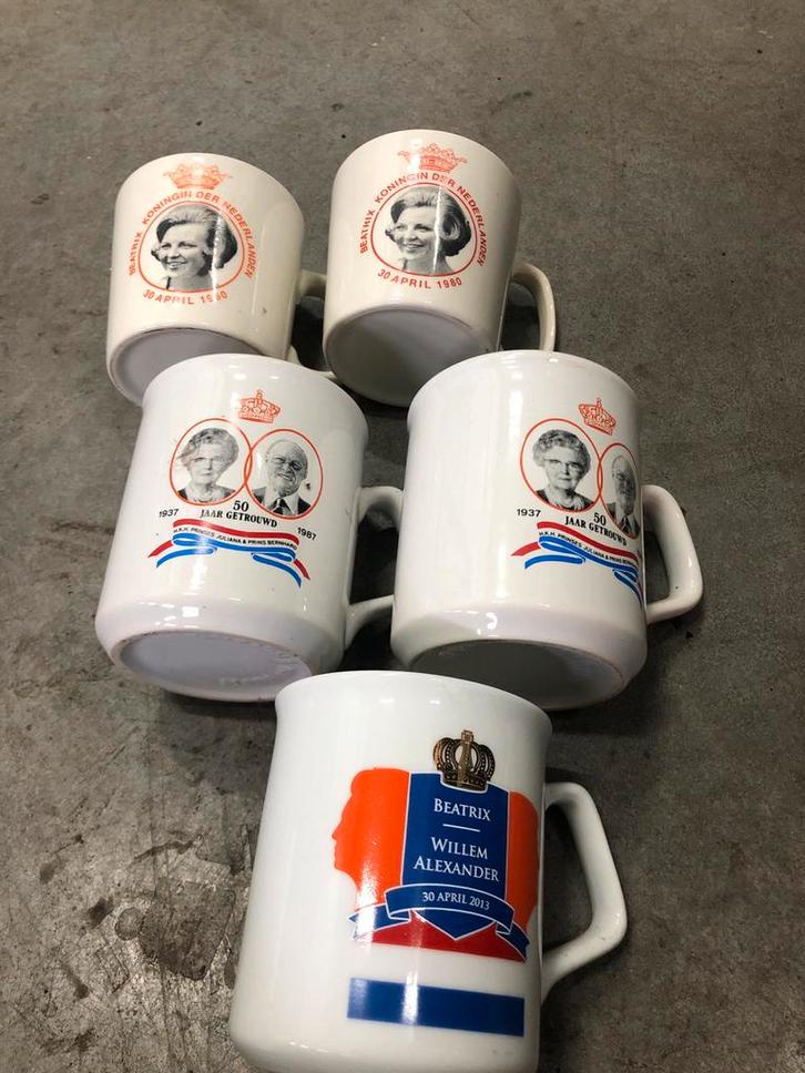 Vintage Koningshuis Mokken Set (5 stuks), Antiek en Kunst, Curiosa en Brocante, Ophalen of Verzenden