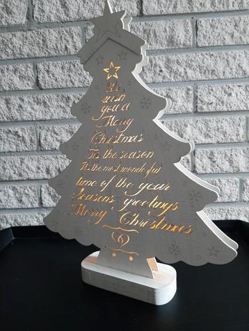 Houten witte kerstboompje met ledverlichting.  beschikbaar voor biedingen