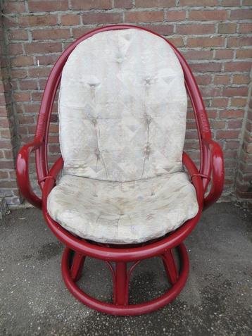 Bordeauxrode vintage rotan stoel / fauteuil. Retro. Hoge rug beschikbaar voor biedingen