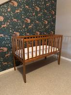 Woodies wiegje walnoot kleur met Aerosleep matrasje, Kinderen en Baby's, Babywiegjes en Ledikanten, Ophalen, Zo goed als nieuw
