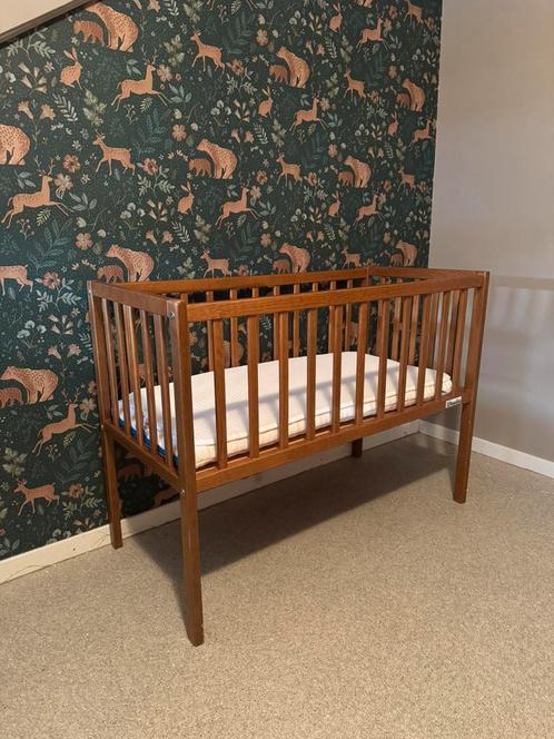 Woodies wiegje walnoot kleur met Aerosleep matrasje, Kinderen en Baby's, Babywiegjes en Ledikanten, Zo goed als nieuw, Wieg, Ophalen