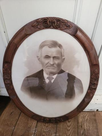 Antieke ovale houten lijst met glas en foto beschikbaar voor biedingen
