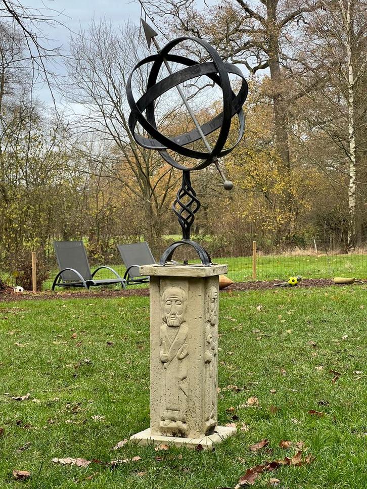 Zonnewijzer op stenen sokkel met vier evangelisten 17 eeuw, Tuin en Terras, Zonnewijzers, Zo goed als nieuw, Ophalen