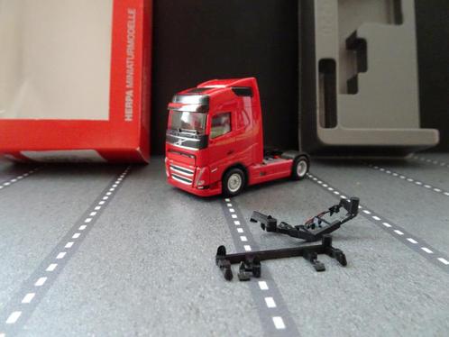 685 herpa 313612 volvo fh rood 2-as trekker 1:87 truck trein, Hobby en Vrije tijd, Modelauto's | 1:87, Nieuw, Bus of Vrachtwagen