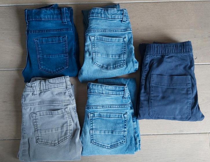 4 spijkerbroeken (hema) & 1 broek extra zakken (okaïdi) -134, Kinderen en Baby's, Kinderkleding | Maat 134, Zo goed als nieuw