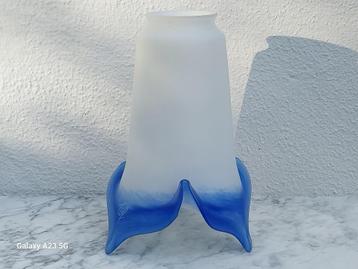 Gesignaleerde lampenkap van glaspasta wit en blauw beschikbaar voor biedingen