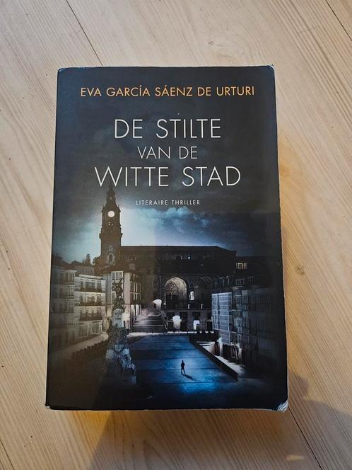 Eva García Sáenz de Urturi - De stilte van de witte stad, Boeken, Thrillers, Zo goed als nieuw, Nederland, Ophalen of Verzenden