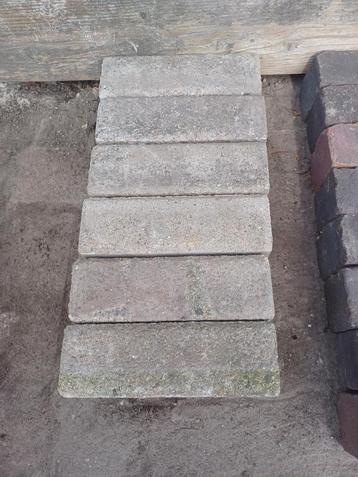 6 Lichtgrijze Betonklinkers beschikbaar voor biedingen