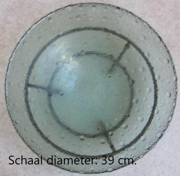 Te Koop: Een glazen fruitschaal met een metalen voet, ZGAN. beschikbaar voor biedingen