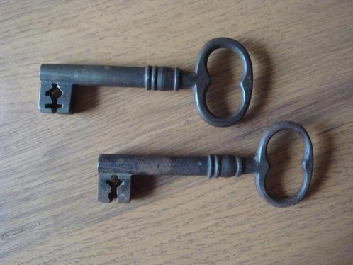 Twee oude antieke sleutels - lengte ca. 9,5 cm., Antiek en Kunst, Antiek | Gereedschap en Instrumenten, Ophalen of Verzenden