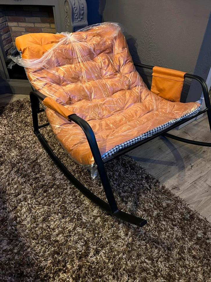 Schommelstoel met comfortabel kussen - Nieuw, Huis en Inrichting, Banken | Sofa's en Chaises Longues, Nieuw, Eenpersoons, Minder dan 150 cm