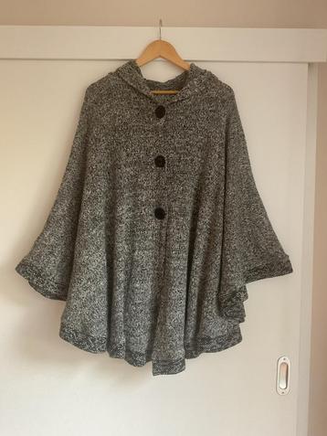 Hele mooie zachte poncho beschikbaar voor biedingen