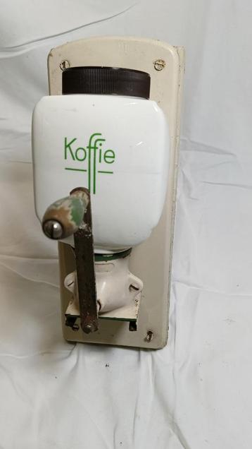 Antieke koffiemolen op plank – compleet met bakje beschikbaar voor biedingen