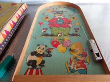 Houten Flipperspel met metalen knikkers beschikbaar voor biedingen