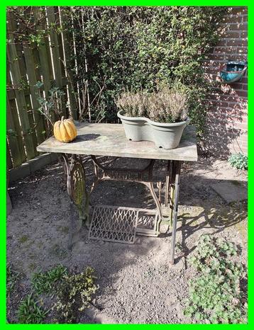Gietijzeren oud naaimachine onderstel/plantentafel *J beschikbaar voor biedingen