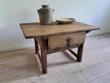 Antieke Spaanse  Salon / Wandtafel beschikbaar voor biedingen