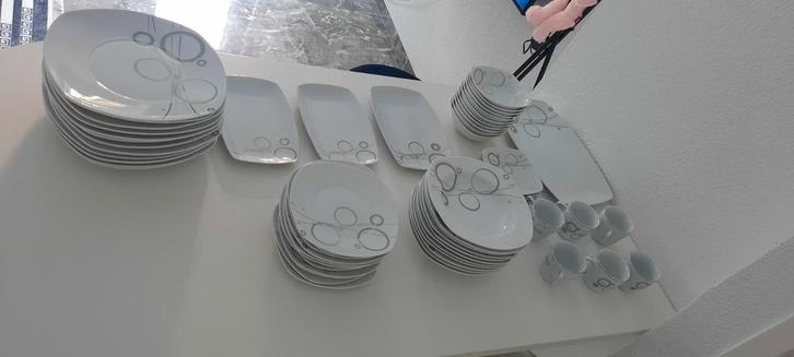 Elegante porselein lotus servies 74 delig, Antiek en Kunst, Antiek | Servies compleet, Ophalen