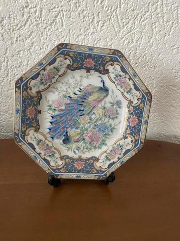 Mooi decoratief bord met standaard beschikbaar voor biedingen