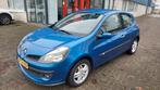 Renault Clio 1.2 16V 75 pk 3D 2006 Blauw Airco apk koopje, Voorwielaandrijving, Zwart, 4 cilinders, Blauw