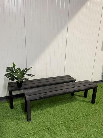 Zwarte tuinbank. Bijzet bank. beschikbaar voor biedingen