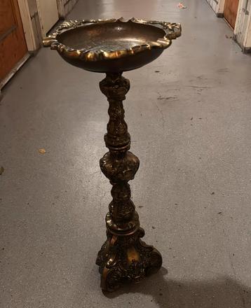 Vintage messing asbak op voet, sierlijk gedetailleerd, ~50cm beschikbaar voor biedingen