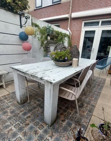Grote tuintafel met 8 stoelen beschikbaar voor biedingen