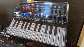 Arturia Microfreak Synthesizer met Decksaver ZGAN beschikbaar voor biedingen