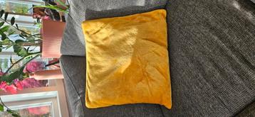 Velvet geel kussen  beschikbaar voor biedingen
