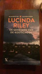 Lucinda Riley - De geheimen van de kostschool, Boeken, Lucinda Riley, Ophalen of Verzenden, Zo goed als nieuw, Nederland