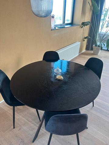 Tafel en 4 stoelen te koop!