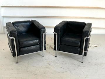 Twee miniatuur design Corbusier Lc2 fauteuils poppenhuis beschikbaar voor biedingen
