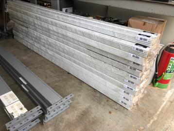 Grote partij mdf plinten wit nieuw 12x90mm beschikbaar voor biedingen