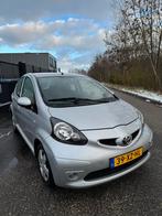 Toyota Aygo 1.0 12V Vvt-i 5DRS AUT 2007 Grijs, Auto's, 4 stoelen, 68 pk, Origineel Nederlands, Particulier