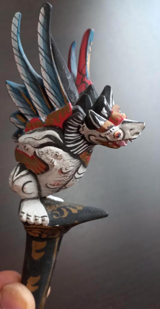 Antiek handgeschilderde houten beeldje van Garoeda , Garuda, Antiek en Kunst, Kunst | Beelden en Houtsnijwerken, Ophalen of Verzenden